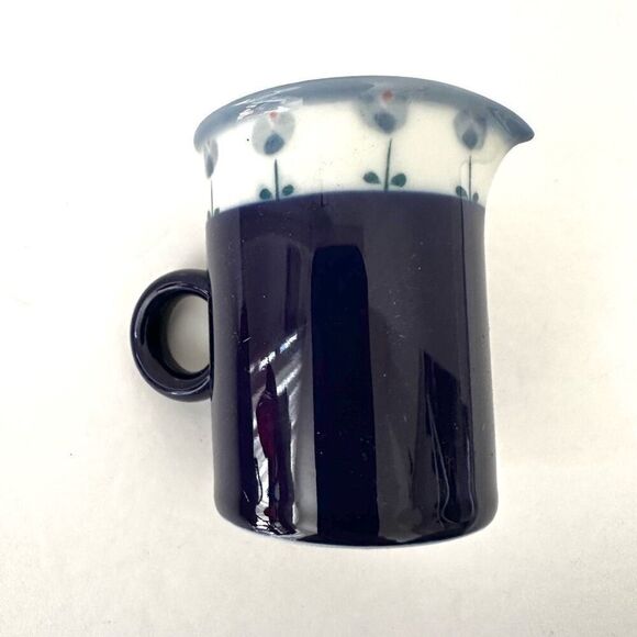 Bee House vintage blue and white creamer - Picture 1 of 5